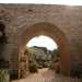 Mentre dallarco del ponte romano parte un sinuoso sentiero sabbioso e terroso che imbocchiamo